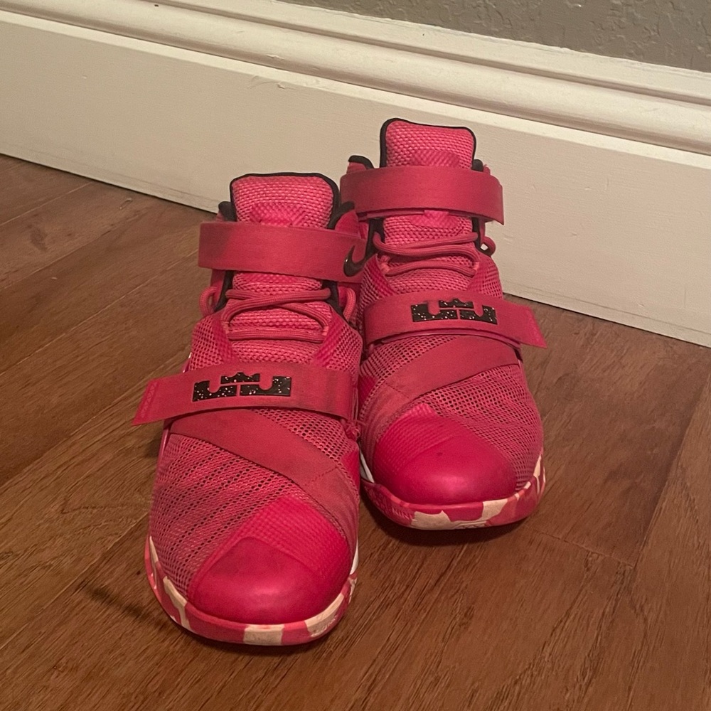 Nike Lebron soldier 9 think pink breast  cancer sneakers